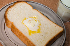 バタートースト,トースト,パン,bread,toast,butter,breakfast,milk,ミルク,牛乳,バター,食パン,朝食,ブレックファースト,溶け,焼,炭水化物
