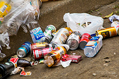 公園に捨てられたゴミ,公園,捨てる,ポイ捨て,ごみ,ゴミ,ルール,マナー,空き缶,空き瓶,罪,悪,park,manner,rule