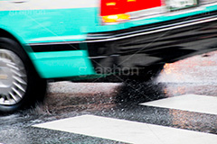 雨の日の道路,雨の日,雨,梅雨,道路,アスファルト,rain,asphalt,水たまり,水溜まり,水しぶき,車,自動車,タイヤ,跳ね,横断歩道