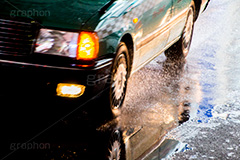雨の日の道路,雨の日,雨,梅雨,道路,アスファルト,タクシー,水たまり,水溜まり,水しぶき,乗り物,rain,asphalt,taxi