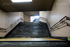 地上への階段,階段,地下鉄,光,逆光,上がる,上る,下る,下がる,地下,駅,station
