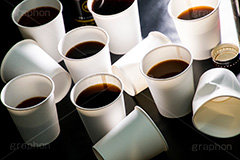 カフェイン中毒,カフェイン,依存症,依存,中毒,コーヒー,珈琲,coffee,caffeine,drink,ドリンク,飲み物,空き缶,紙コップ,飲料,寝不足,眠気,過剰,摂取,ヘルスケア