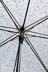雨,あめ,梅雨,つゆ,水滴,雨粒,小雨,rain,レイン,ビニ傘,傘,かさ,使い捨て