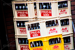 積まれたビールケース,ビール,ビール瓶,積む,ケース,ビン,瓶,空き瓶,リサイクル,ごみ,ゴミ,再利用,酒屋,居酒屋,飲み物,ドリンク,recycle,drink