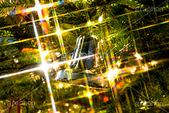 光り輝くクリスマスツリー,クリスマスツリー,イルミネーション,イルミ,illumination,tree,電飾,電球,発光ダイオード,LED,冬,キラキラ,綺麗,きれい,キレイ,煌,輝,デート,クリスマス,CHRISTMAS,Xmas,ornament,bell,飾り,デコレーション,イベント,モミの木,もみの木,オーナメント,ベル