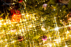 光り輝くクリスマスツリー,クリスマスツリー,イルミネーション,イルミ,illumination,tree,電飾,電球,発光ダイオード,LED,冬,キラキラ,綺麗,きれい,キレイ,煌,輝,デート,クリスマス,CHRISTMAS,Xmas,ornament,present,飾り,デコレーション,イベント,モミの木,もみの木,オーナメント,プレゼント