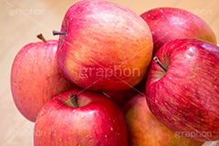 積まれた林檎,りんご,リンゴ,林檎,フルーツ,果実,果物,fruit,apple,アップル,真っ赤,フレッシュ,fresh