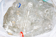 捨てられたペットボトル,捨て,ペットボトル,ボトル,リサイクル,ゴミ,ごみ,プラスチック,分別,大量,たくさん,容器,掃除,清掃,bottles