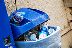 ゴミ箱からあふれるゴミ,ゴミ箱,ごみ箱,溢れ,空き缶,缶,蓋,ふた,ペットボトル,ボトル,リサイクル,ゴミ,ごみ,プラスチック,分別,大量,たくさん,容器,マナー,ルール,掃除,清掃,自動販売機,自販機,bottles,manner,rule
