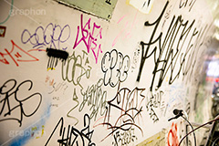 落書きされた壁,壁,道路,道,落書き,ラクガキ,らくがき,いたずら,イタズラ,罪,悪,ストリート,アート,自転車,駐輪,渋谷,スプレー,ペイント,ハンドル,bicycle,street,art,spray,paint,フルサイズ撮影