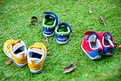 子供たちの靴,子供,靴,くつ,ファッション,芝生,脱ぎ,キッズ,kids,shoes,cute,遊び,小さい,かわいい,外,スニーカー,脱ぐ,フルサイズ撮影