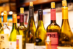 並ぶ酒のボトル,並ぶ,酒,ボトル,ワイン,wine,counter,drink,カウンター,バー,ドリンク,日本酒,フルサイズ撮影