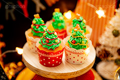 クリスマス･カップケーキ,クリスマスパーティー,クリスマス,パーティー,手作り,ツリー,クリスマスツリー,オーナメント,ケーキ,スイーツ,デザート,冬,カップケーキ,甘い,シュガー,手作り,クリーム,生クリーム,cream,CHRISTMAS,party,cake,dessert,winter,tree,sugar,フルサイズ撮影