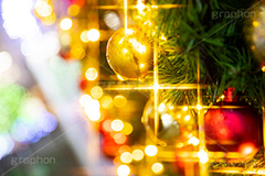 光り輝くクリスマスオーナメント,リース,イルミネーション,イルミ,電飾,電球,発光ダイオード,LED,冬,キラキラ,綺麗,きれい,キレイ,煌,輝,デート,クリスマス,CHRISTMAS,Xmas,ornament,illumination,飾り,デコレーション,イベント,オーナメント,ボール,フルサイズ撮影,雨の日,雨,水滴,雨粒