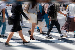 都会の雑踏,雑踏,都会,都心,東京,人混み,混雑,横断歩道,街角,街角スナップ,交差点,混む,人々,渡る,歩く,通勤,通学,足,人物,ビジネス,仕事,business