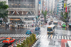 雨の日の渋谷,雨の日,雨,梅雨,交差点,信号,横断歩道,足元,傘,かさ,道路,アスファルト,水たまり,水溜まり,水しぶき,渋谷,スクランブル交差点,shibuya,japan,rain,umbrella