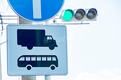 標識と信号,信号,看板,標識,標示,交通,ルール,トラック,ワゴン,車,car,bus,truck,バス,大型車