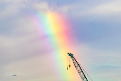 虹とクレーン,虹,にじ,空,雨上がり,雲,天気,お天気,空/天気,空/雲,クレーン,重機,工事,飛行機,sky,rainbow,フルサイズ撮影