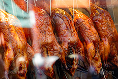 子豚の丸焼き,子豚,豚肉,ポーク,チャーシュー,丸焼き,肉,中華,照り,吊る,並ぶ,pork,フルサイズ撮影