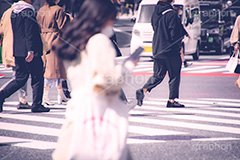 雑踏,都会の雑踏,都会,都心,東京,人混み,混雑,横断歩道,街角,街角スナップ,混む,人々,渡る,歩く,通勤,通学,足,交差点,歩きスマホ,マスク,感染対策,人物,japan,フルサイズ撮影