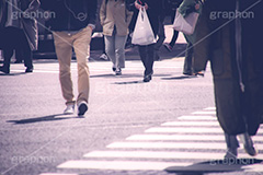 雑踏,都会の雑踏,都会,都心,東京,人混み,混雑,横断歩道,街角,街角スナップ,混む,人々,渡る,歩く,通勤,通学,足,交差点,人物,japan,フルサイズ撮影