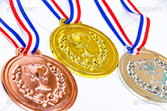 玩具のメダル,玩具,おもちゃ,オモチャ,メダル,メダリスト,トロフィー,子供,こども,キッズ,表彰,優勝,準優勝,競争,種目,競技,順位,競走,レース,ランク,ランキング,運動,運動会,体育祭,スポーツ,オリンピック,金メダル,銀メダル,銅メダル,金,銀,銅,1位,2位,3位,sports,olympic,ranking,kids,medal,フルサイズ撮影