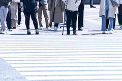 雑踏,都会の雑踏,都会,都心,東京,人混み,混雑,横断歩道,街角,街角スナップ,混む,人々,渡る,歩く,通勤,通学,足,杖,つえ,交差点,人物,japan,フルサイズ撮影