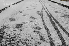 雪の足跡,雪のタイヤ跡,道路に積もる雪,雪,ゆき,積,足跡,跡,冬,道路,アスファルト,滑る,積雪,snow,winter,フルサイズ撮影