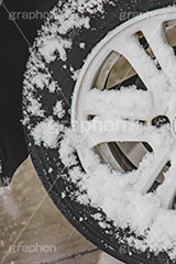 タイヤに積もった雪,車に積もった雪,雪,ゆき,積,冬,道路,積雪,車,ワイパー,フロント,snow,winter,フルサイズ撮影