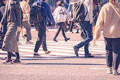 都会の雑踏,雑踏,都会,都心,東京,人混み,混雑,横断歩道,街角,街角スナップ,交差点,混む,人々,渡る,歩く,通勤,通学,足,人物,秋,autumn,フルサイズ撮影