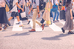 都会の雑踏,雑踏,都会,都心,東京,人混み,混雑,横断歩道,街角,街角スナップ,交差点,混む,人々,渡る,歩く,通勤,通学,足,人物,夏,summer,business,フルサイズ撮影