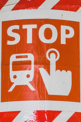 非常停止ボタン,非常ボタン,ストップ,停止,止める,非常,緊急,緊急事態,ボタン,スイッチ,駅,ホーム,鉄道,電車/鉄道,交通,事故,事件,遅延,ニュース,標示,注意,train,stop,japan,フルサイズ撮影