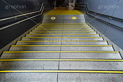 地下への階段,階段,地下鉄,タイル,上がる,上る,下る,下がる,矢印,地下,駅,station,フルサイズ撮影
