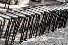 並べられた椅子,椅子,イス,いす,大量,たくさん,並ぶ,待ち,休憩,行列,店頭