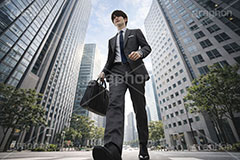 通勤,退勤,出社,サラリーマン,リーマン,ビジネス,ビル群,都会,仕事,オフィス,スーツ,ネクタイ,背広,男性,モデル,男,青年,ワイシャツ,イメージ,職場,営業,就職,就活,転職,打ち合わせ,打合せ,ミーティング,会議,取引,人物,歩く,ジャンプ,自信,気合,軽快,爽やか,さわやか,前向き,business,work,office,suit,model,image,meeting,manner,AI生成素材