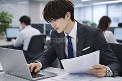 デスクワーク,パソコン作業,パソコン,タイピング,デスク,サラリーマン,リーマン,ビジネス,仕事,オフィス,スーツ,ネクタイ,背広,男性,モデル,男,青年,ワイシャツ,イメージ,職場,営業,就職,就活,転職,人物,忙しい,多忙,タスク,PC,task,business,work,office,suit,model,image,AI生成素材