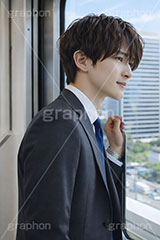 通勤,電車,車内,電車通勤,車窓,退勤,出社,サラリーマン,リーマン,ビジネス,仕事,オフィス,スーツ,ネクタイ,背広,男性,モデル,男,青年,ワイシャツ,イメージ,職場,営業,就職,就活,転職,打ち合わせ,打合せ,ミーティング,会議,取引,人物,business,work,office,suit,model,image,meeting,manner,train,AI生成素材
