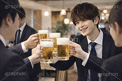 打ち上げ,打上げ,飲み会,乾杯,ビール,生中,ジョッキ,サラリーマン,リーマン,ビジネス,仕事,オフィス,スーツ,ネクタイ,背広,男性,モデル,男,青年,ワイシャツ,イメージ,職場,営業,就職,就活,転職,打ち合わせ,打合せ,ミーティング,会議,取引,成立,協力,人物,コミュニケーション,communication,business,work,office,suit,model,image,meeting,manner,AI生成素材